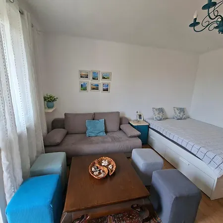 Gyöngyvér Központjánál *
